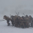 des hommes dans la neige