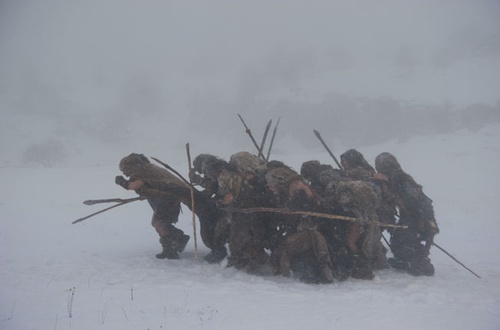 des hommes dans la neige