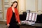 carole bouquet et une valise pleine de billets