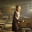 radha mitchell dans une salle de classe