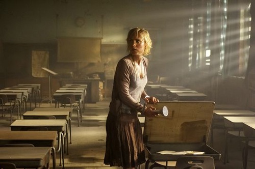 radha mitchell dans une salle de classe