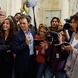 cornillac clovis entour   de journalistes