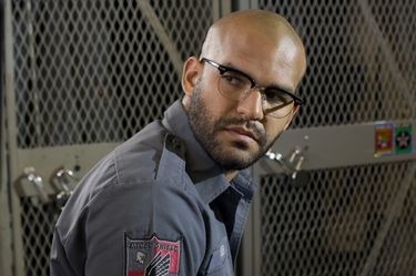 amaury nolasco portant des lunettes