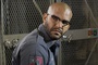 amaury nolasco portant des lunettes