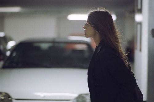 charlotte gainsbourg dans un parking