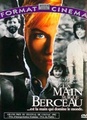 La main sur le berceau