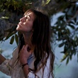 charlotte gainsbourg regardant le figuier