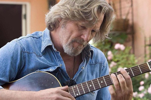 jeff bridges jouant de la guitare