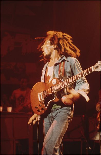 bob-marley-et-sa-guitare-jpg