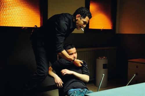 roschdy zem ramassant un homme