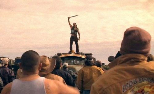 machete devant une foule