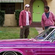 ashton kutcher george lopez devant une voiture rose