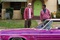ashton kutcher george lopez devant une voiture rose