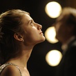 m  lanie laurent et aleksei guskov en arri  re plan
