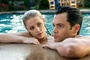 amber heard et penn badgley dans la piscine