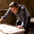leonardo dicaprio devant une toupie