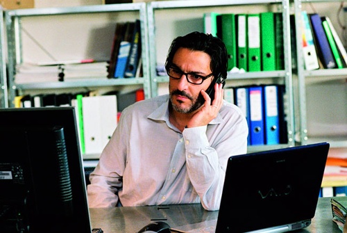 yvan attal au telephone