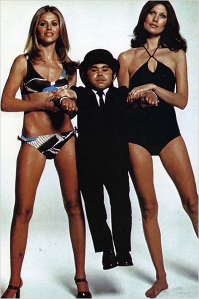 britt-ekland-herve-villechaise-maud-adams-jpg