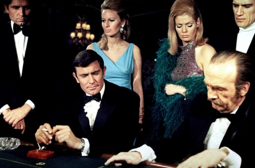 george-lazenby-a-la-table-png