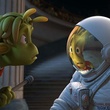 un alien devant une combinaison spatiale terrestre