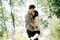 H  sitation couple dans la clairiere