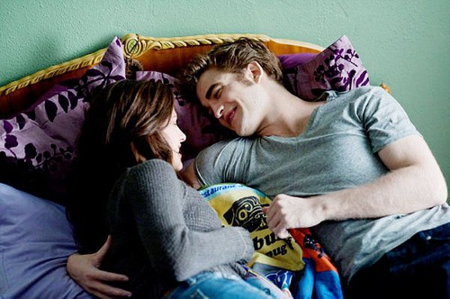 H  sitation couple dans le lit