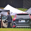 photo tournage robert pattinson sortant de la voiture