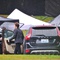 photo tournage robert pattinson sortant de la voiture - Twilight - Chapitre 3 : Hésitation 