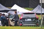 photo tournage robert pattinson sortant de la voiture