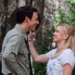 Tom Cavanagh et Anna Faris dans la forêt