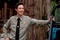 Tom Cavanagh tient la portière ouverte