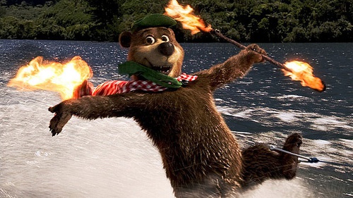 Yogi fait du ski nautique