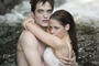 robert-pattinson-prenant-dans-ses-bras-kristen-stewart-jpg