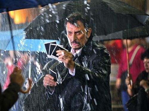 Johnny Hallyday sous la pluie