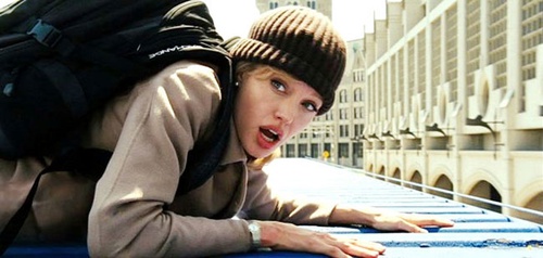 angelina jolie sur un train