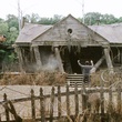 matthew mcgrory redressant une maison