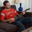 Chris Pontius joue de la guitare