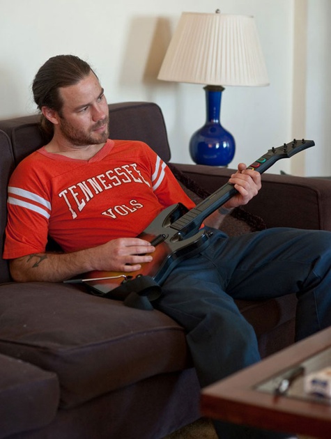 Chris Pontius joue de la guitare