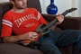 Chris Pontius joue de la guitare