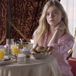 Elle Fanning à table