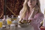 Elle Fanning à table