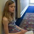 Elle Fanning dans le couloir