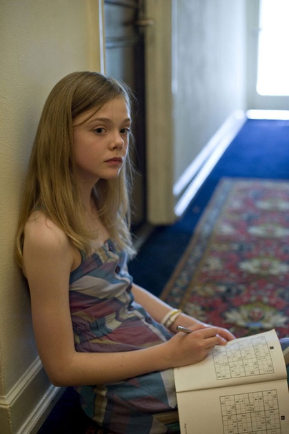 Elle Fanning dans le couloir