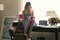 Elle Fanning assise sur le bureau