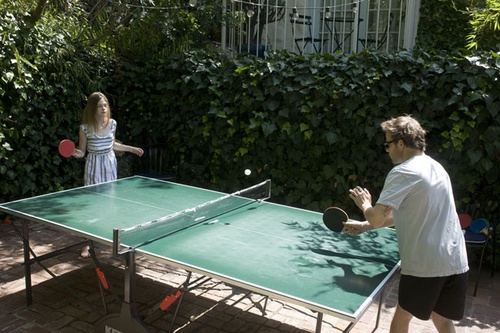 Chris Pontius et Elle Fanning jouent au ping-pong