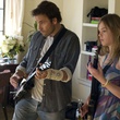 Chris Pontius et Elle Fanning jouent de la guitare