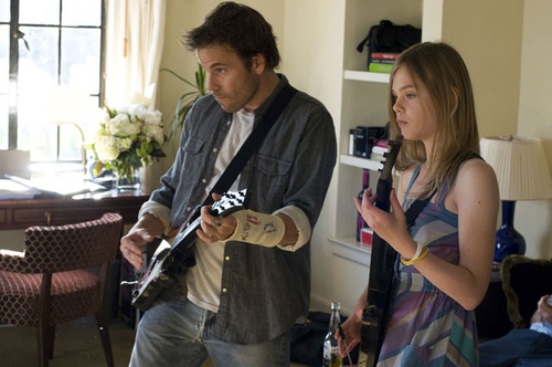 Chris Pontius et Elle Fanning jouent de la guitare