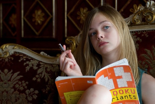 Elle Fanning fait un soduku