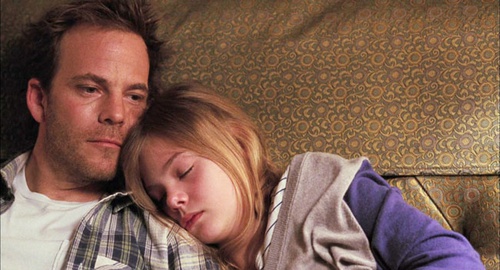 Elle Fanning pose sa tête sur l'épaule de Stephen Dorff