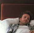 Stephen Dorff allongé sur le lit